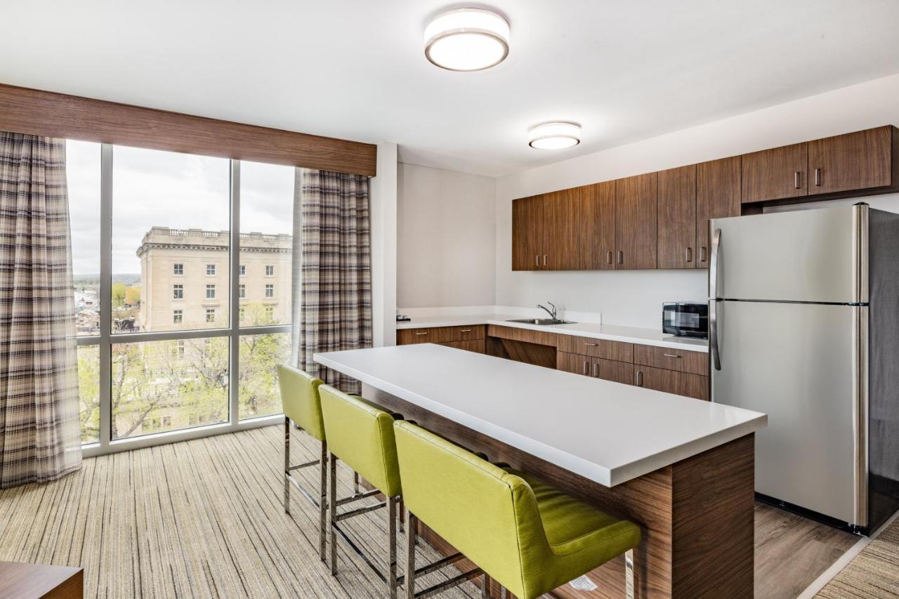 Holiday Inn Express & Suites - Lincoln Downtown By Ihg Exterior photo